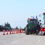 Σκληραίνουν τη στάση τους οι αγρότες: Επ’ αόριστον αποκλεισμοί και νέα μέτρα πίεσης