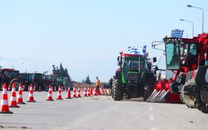 Σκληραίνουν τη στάση τους οι αγρότες: Επ’ αόριστον αποκλεισμοί και νέα μέτρα πίεσης