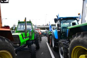 Κλιμάκωση χωρίς επιστροφή από Έβρο μέχρι Λαμία: Τα αγροτικά μπλόκα «κόβουν» τη χώρα στα δύο - FinanceNews.gr