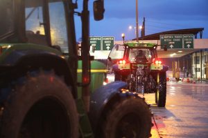 Στην κυκλοφορία τμήμα της Ιόνιας Οδού: Οι αγρότες της Νίκαιας επιμένουν