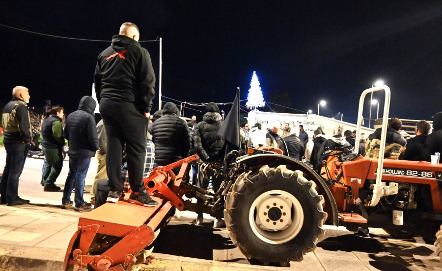 Παραλύουν οι μεταφορές: Κλειστή η εθνική οδός Αθηνών-Θεσσαλονίκης από μπλόκα - Αποκλεισμοί σε Εύζωνες και Προμαχώνα - FinanceNews.gr