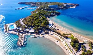 Ακτή Βουλιαγμένης: Τέσσερις οι «μνηστήρες» στη μάχη για την εμβληματική παραλία - FinanceNews.gr