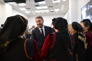 Νίκος Ανδρουλάκης: Κάλαντα και πολιτικά μηνύματα στα γραφεία του ΠΑΣΟΚ