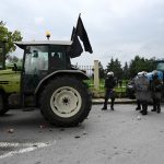 Δικογραφία για τον οδηγό τρακτέρ που κινήθηκε απειλητικά κατά αστυνομικών στο μπλόκο των Πράσινων Φαναριών