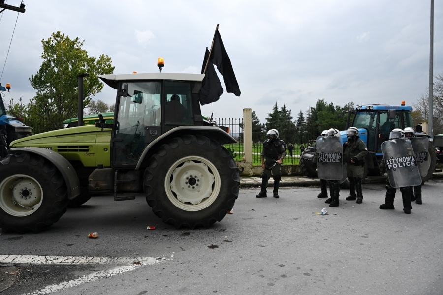 Δικογραφία για τον οδηγό τρακτέρ που κινήθηκε απειλητικά κατά αστυνομικών στο μπλόκο των Πράσινων Φαναριών