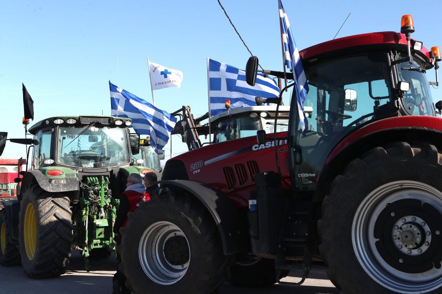 Αγρότες στα μπλόκα - Ούτε βήμα πίσω: Κλείνουν δρόμους και τελωνεία - FinanceNews.gr