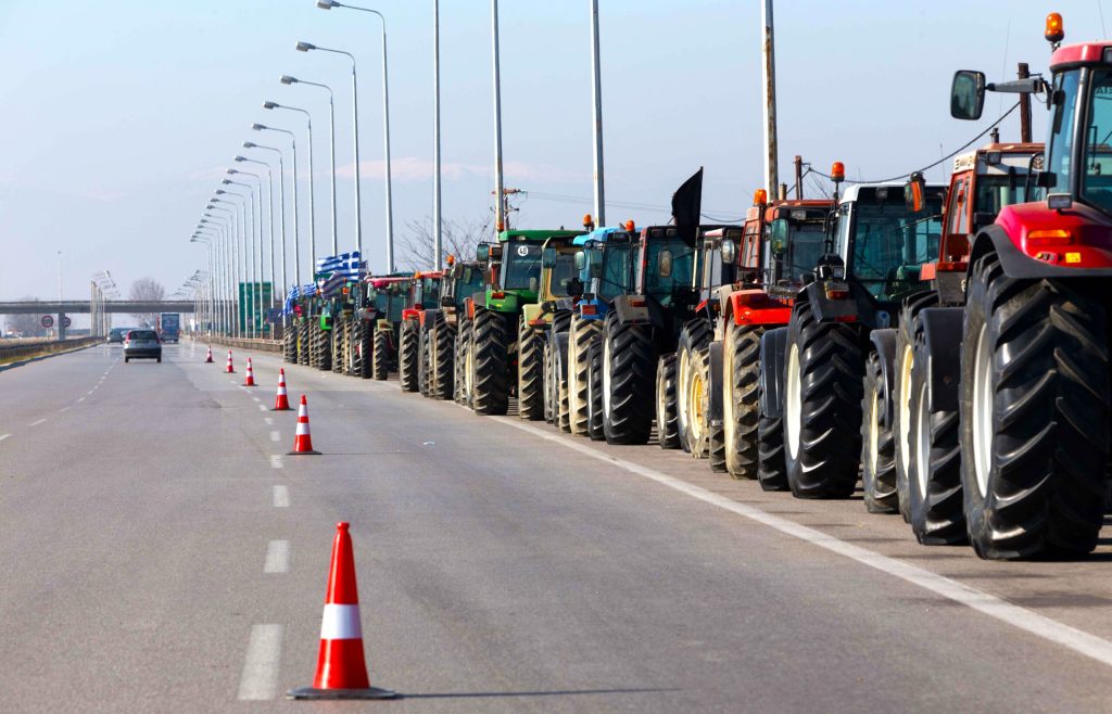 Κλιμάκιο του ΠΑΣΟΚ στα αγροτικά μπλόκα της Κεντρικής Μακεδονίας - FinanceNews.gr