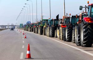 Κλιμάκιο του ΠΑΣΟΚ στα αγροτικά μπλόκα της Κεντρικής Μακεδονίας - FinanceNews.gr