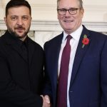 Στο Λονδίνο ο Ζελένσκι για συνάντηση κορυφής με Μακρόν, Στάρμερ, Μερτς, με φόντο το σχέδιο ειρήνευσης του Τραμπ