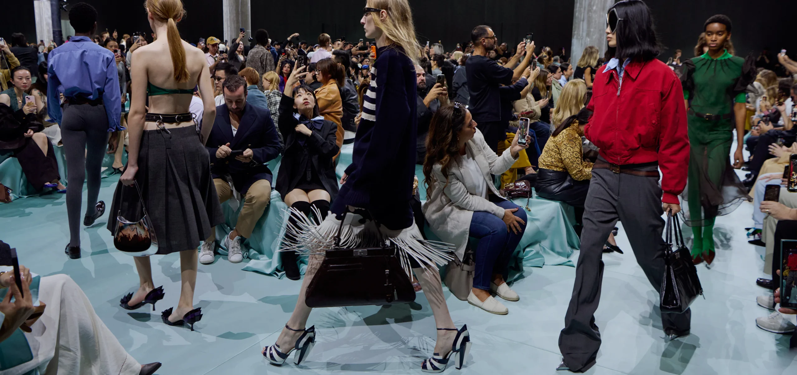 Η Prada εξαγοράζει τη Versace: Ολοκληρώθηκε το μεγαλύτερο deal στον χώρο των ειδών πολυτελείας - FinanceNews.gr