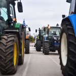 Χριστούγεννα στους δρόμους: Οι αγρότες κρατούν τα τρακτέρ στα μπλόκα