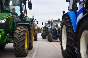 Χριστούγεννα στους δρόμους: Οι αγρότες κρατούν τα τρακτέρ στα μπλόκα