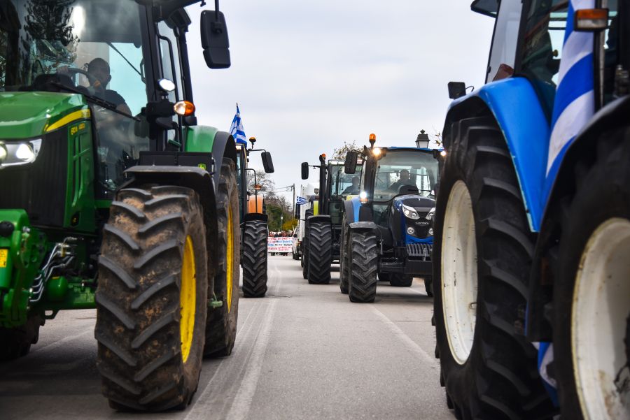 Χριστούγεννα στους δρόμους: Οι αγρότες κρατούν τα τρακτέρ στα μπλόκα