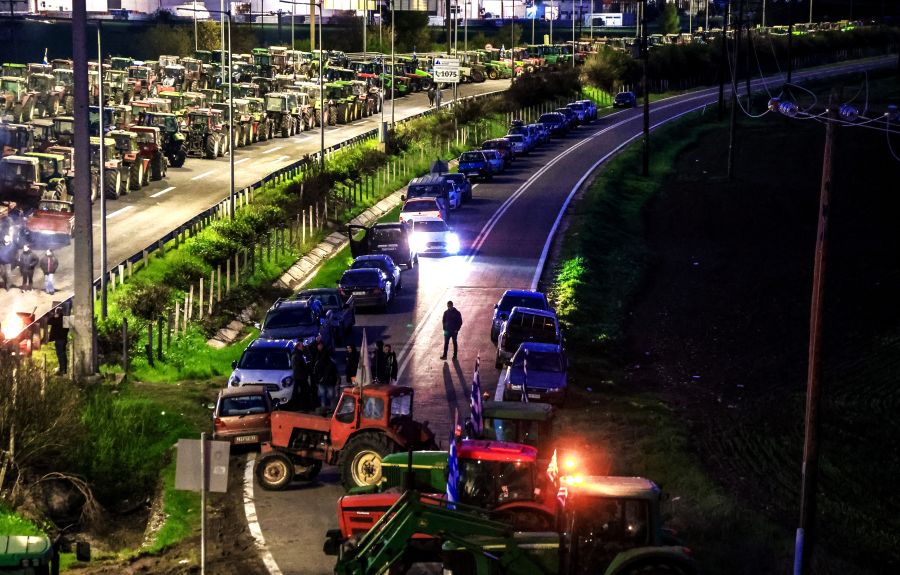 Μπλόκα αγροτών: Έντονη κυκλοφοριακή συμφόρηση στις εθνικές – Διεύρυνση λωρίδων σε Κάστρο και Θήβα