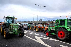 Λάρισα: «Φρακαρισμένη» η Αθηνών-Θεσσαλονίκης στη Νίκαια - Κρίσιμη συνέλευση αγροτών - FinanceNews.gr