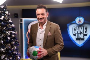 Μενιδιάτης στο εορταστικό Game Time: Ντουέτο-έκπληξη, ποδόσφαιρο και ο Μέσι… Άγιος Βασίλης