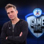 O Γιώργος Παπαγεωργίου στο Game Time στέλνει διπλά χαμόγελα στα παιδιά με τα Ευχοστολίδια του ΟΠΑΠ - FinanceNews.gr