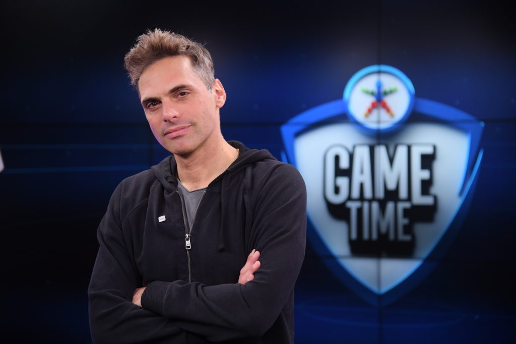 O Γιώργος Παπαγεωργίου στο Game Time στέλνει διπλά χαμόγελα στα παιδιά με τα Ευχοστολίδια του ΟΠΑΠ - FinanceNews.gr