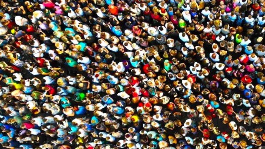 Πληθυσμός Ελλάδας: Η μετανάστευση «φρενάρει» τη μείωση, όχι όμως τη γήρανση - FinanceNews.gr