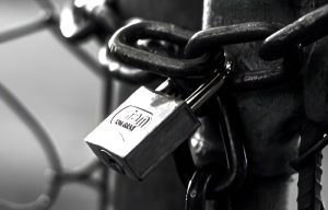 ΗΠΑ: Οι δασμοί και ο πληθωρισμός πυροδοτούν αύξηση πτωχεύσεων στον βιομηχανικό και λιανικό τομέα