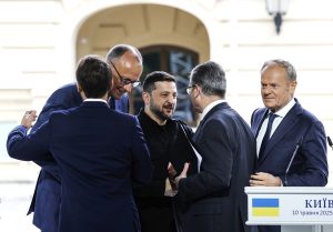 Συμμαχία προθύμων στο Παρίσι: Η Γαλλία αναλαμβάνει ρόλο-κλειδί για τον πόλεμο στην Ουκρανία