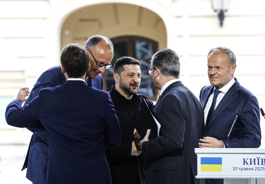 Συμμαχία προθύμων στο Παρίσι: Η Γαλλία αναλαμβάνει ρόλο-κλειδί για τον πόλεμο στην Ουκρανία