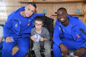 Τζόλης, Τετέι, Ρότα και Χατζηδιάκος έκαναν έκπληξη σε τρία παιδιά από το Make-A-Wish Ελλάδος (vid.) – Ο ΟΠΑΠ, Χρυσός Χορηγός της Εθνικής, προσέφερε μία αξέχαστη εμπειρία στα παιδιά