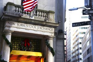 Η Wall Street φρενάρει: Ρευστοποιήσεις στην τεχνολογία πριν το φινάλε της χρονιάς