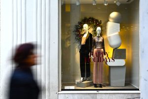 Ανοιχτά το Σαββατοκύριακο τα καταστήματα: Πότε κατεβάζουν ρολά