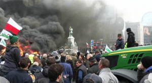 Αγροτική οργή στις Βρυξέλλες – Πολεμικό κλίμα μπροστά από το Ευρωπαϊκό Κοινοβούλιο - FinanceNews.gr