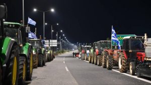 Οι αγρότες της Αιτωλοακαρνανίας έκλεισαν τον κόμβο της Ιόνιας Οδού στο Χαλίκι