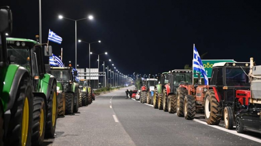 Οι αγρότες της Αιτωλοακαρνανίας έκλεισαν τον κόμβο της Ιόνιας Οδού στο Χαλίκι