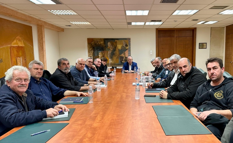 Συνάντηση Υπουργού Ανάπτυξης με εκπροσώπους των λαϊκών αγορών για την ενίσχυση του θεσμού λειτουργίας των λαϊκών αγορών