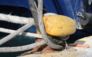 Ισχυροί άνεμοι κρατούν δεμένα τα πλοία – Απαγορευτικό απόπλου σε βασικά λιμάνια