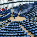 Ραγδαίες εξελίξεις: Η Ευρωβουλή μπλοκάρει την επικύρωση της εμπορικής συμφωνίας ΕΕ - ΗΠΑ