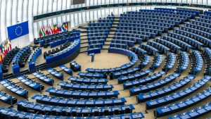 Ραγδαίες εξελίξεις: Η Ευρωβουλή μπλοκάρει την επικύρωση της εμπορικής συμφωνίας ΕΕ - ΗΠΑ