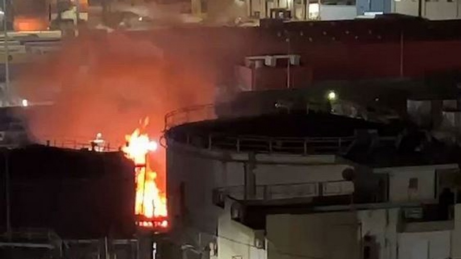 Εφιαλτικές ώρες στο Πέραμα από φωτιά στα Καζάνια - Διαρροή καυσίμων πιθανότατα η αιτία