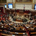 Οικονομικό χάος στη Γαλλία  – Χωρίς προϋπολογισμό έως το Μάρτιο του 2026, εάν πέσει η κυβέρνηση