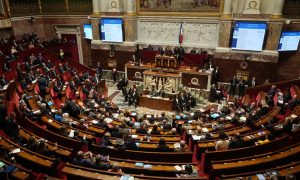 Οικονομικό χάος στη Γαλλία  – Χωρίς προϋπολογισμό έως το Μάρτιο του 2026, εάν πέσει η κυβέρνηση