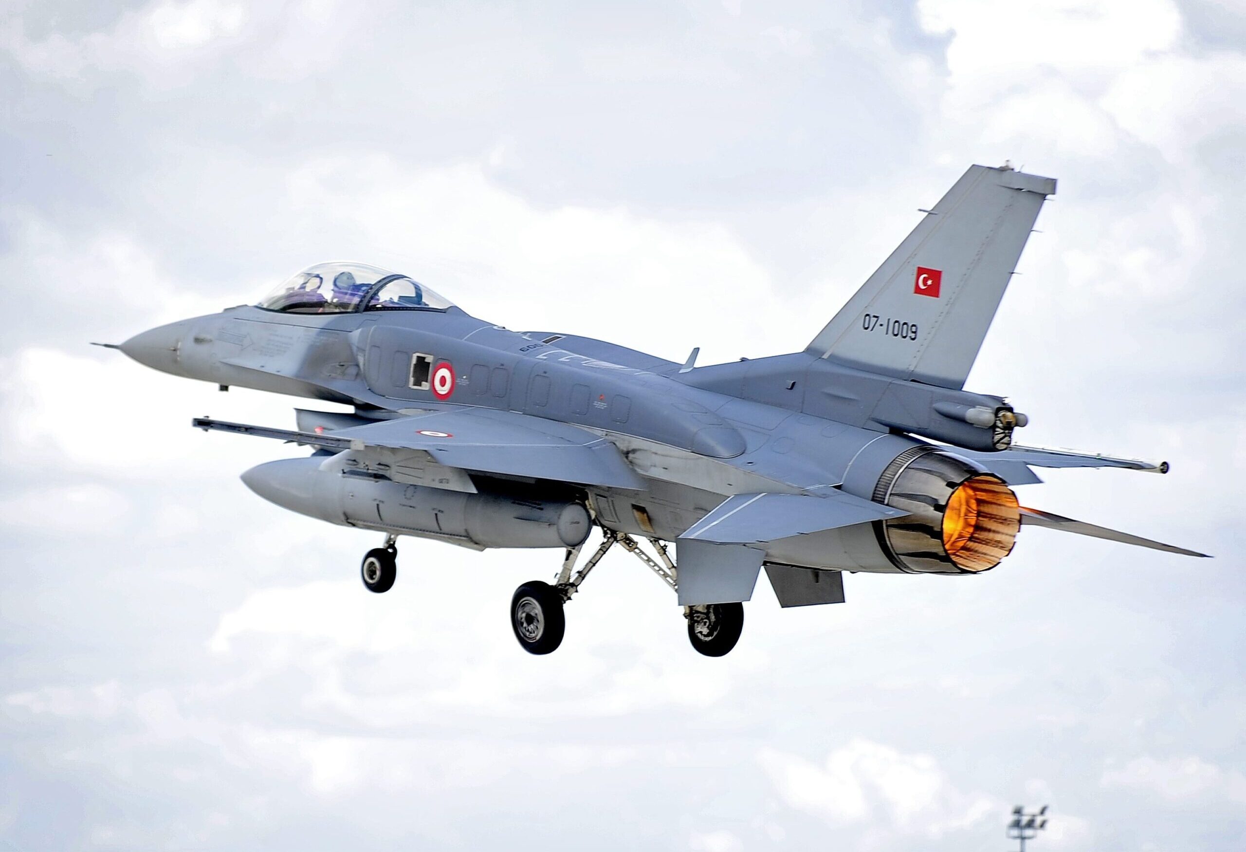 Πέντε παραβιάσεις του ελληνικού εναέριου χώρου στο κεντρικό και νοτιοανατολικό Αιγαίο