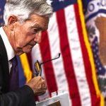 Fed: Διατήρηση επιτοκίων με αναβαθμισμένες προβλέψεις ανάπτυξης