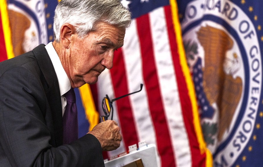 Fed: Διατήρηση επιτοκίων με αναβαθμισμένες προβλέψεις ανάπτυξης