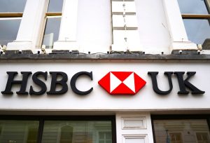 HSBC προειδοποιεί: Η Ελλάδα αναβαθμίζεται, αλλά ίσως γίνει… πολύ μικρή για τα global funds