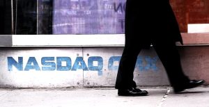 Η Wall Street αλλάζει αφήγημα: Πίεση στην τεχνολογία, στροφή στην άμυνα