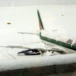 Χιονοθύελλα στη δυτική Ευρώπη: Ακυρώσεις πτήσεων και χάος στις μετακινήσεις