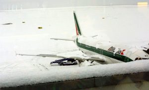 Χιονοθύελλα στη δυτική Ευρώπη: Ακυρώσεις πτήσεων και χάος στις μετακινήσεις