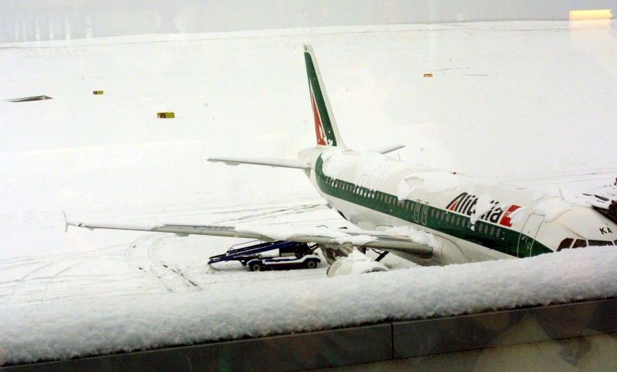 Χιονοθύελλα στη δυτική Ευρώπη: Ακυρώσεις πτήσεων και χάος στις μετακινήσεις