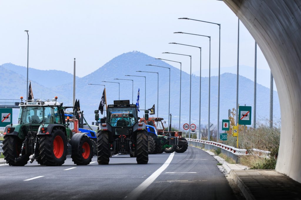 Διαλύονται τα αγροτικά μπλόκα στον Ε65