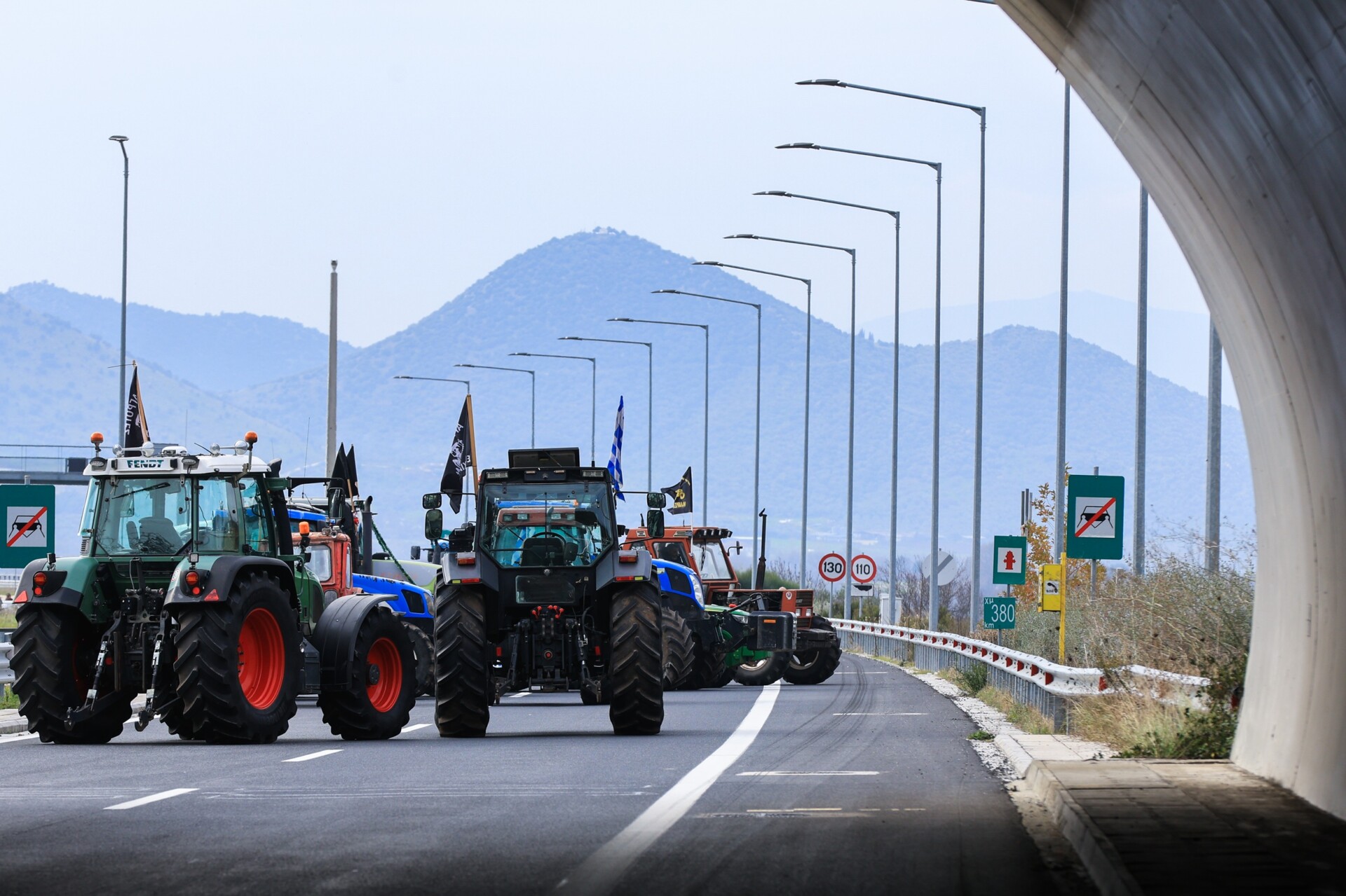 Διαλύονται τα αγροτικά μπλόκα στον Ε65