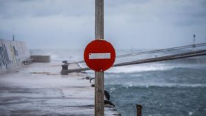Δεμένα πλοία στο λιμάνι του Πειραιά λόγω ανέμων - Τα δρομολόγια που ματαιώθηκαν, πού ισχύει απαγορευτικό απόπλου